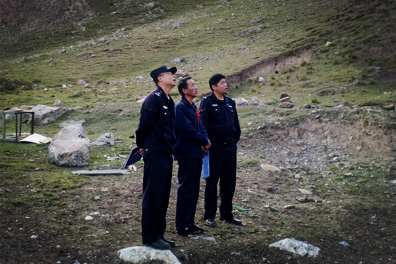 興?？h公安局治安大隊到銅鑫公司例行安全專項檢查